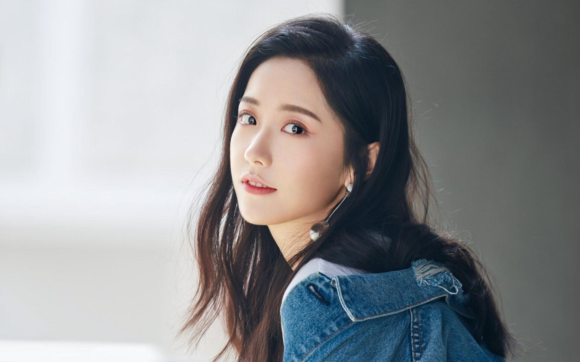 kaiyun网址-球员场上拼抢积极展现良好身体对抗能力与防守覆盖范围，积极拼抢前场篮板球是防守快攻的方法之一